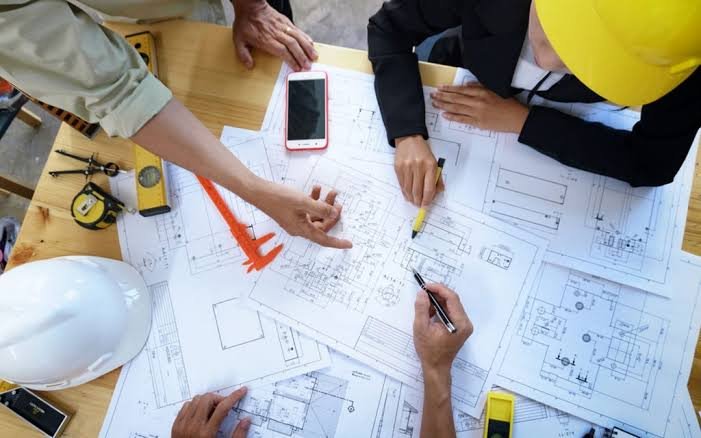 مهندس يراجع المخططات الهندسية لمشروع بناء