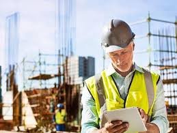 مهندس يراجع مخططات ومستندات مشروع إنشائي